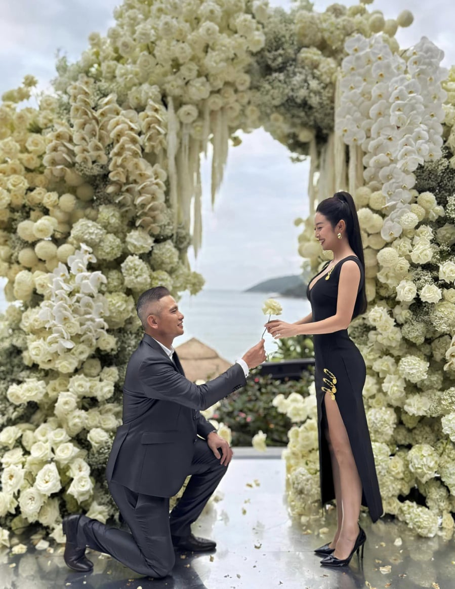 Đại gia Đức Hải quỳ gối tặng hoa vợ sau hơn chục năm gắn bó.