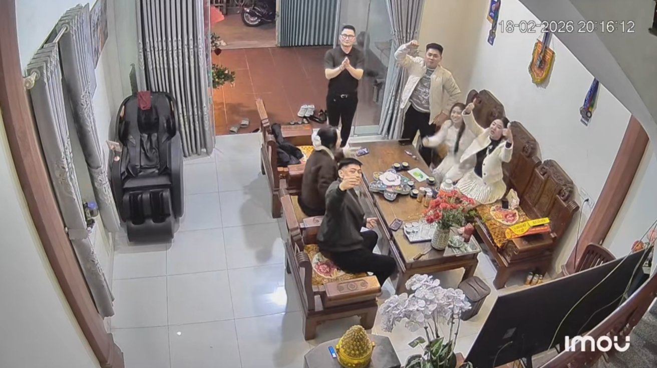 Nhóm bạn giơ biểu tượng like về phía camera khi biết Thảo đang xem. (Ảnh: Cắt từ clip)