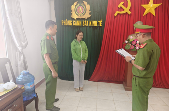 Cơ quan CSĐT Công an tỉnh Đắk Lắk tiến hành tống đạt thủ tục khởi tố bị can đối với bị can Châu Thị Mộng Thi - Ảnh: Công an Đắk Lắk