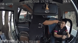 Hình ảnh đối tượng lao lên ô tô đánh tài xế gây bức xúc. (Ảnh cắt từ clip)