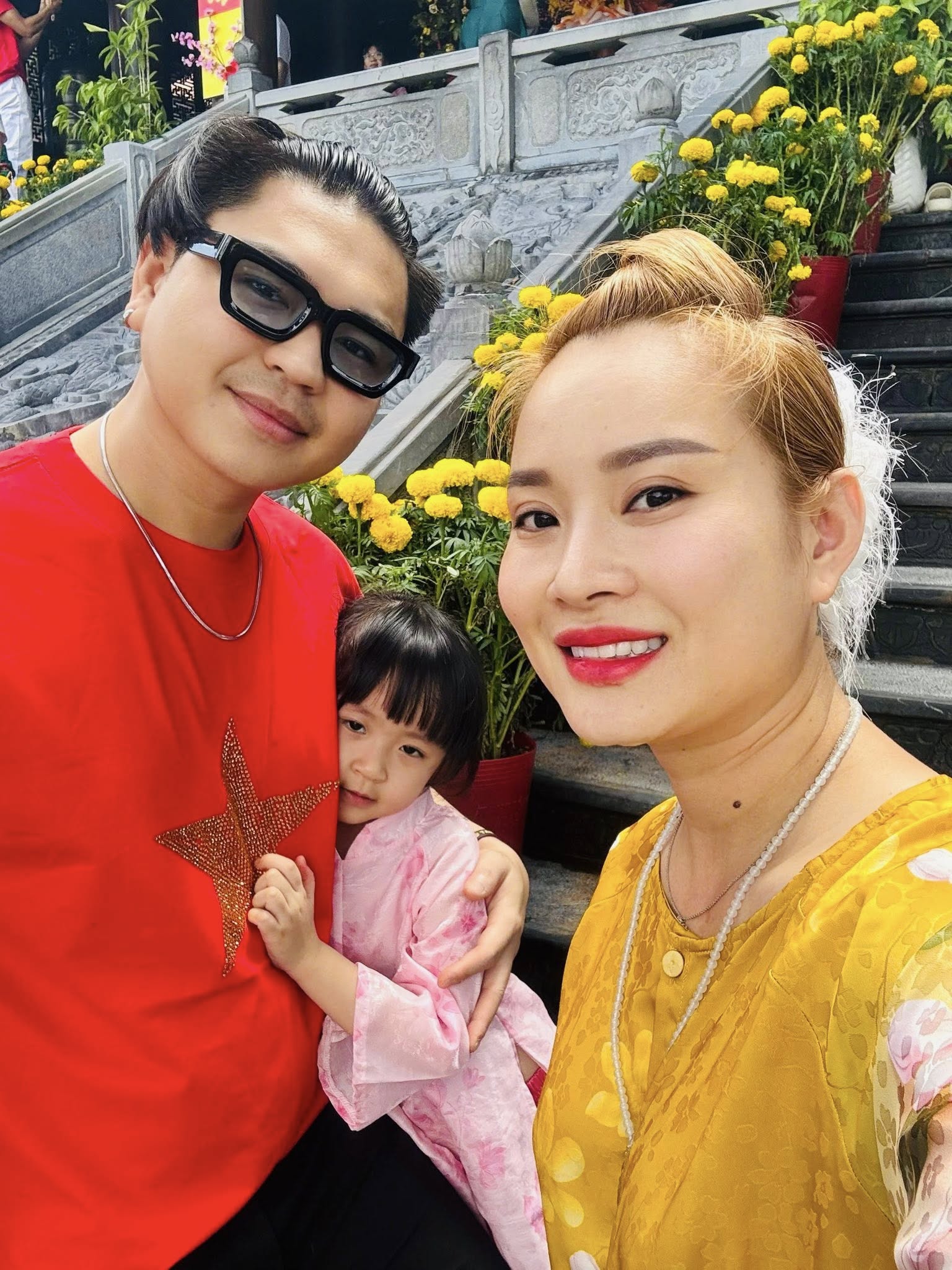 Duy Phước bên vợ con.