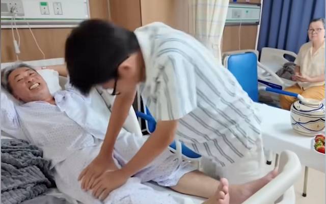 Quang Dũng được con trai riêng của bạn gái chăm sóc.