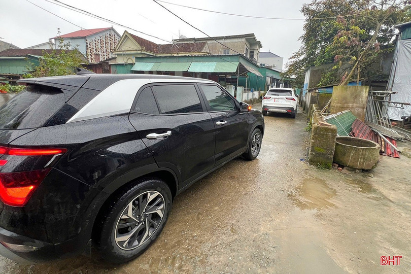 Chiếc xe ô tô màu trắng của Linh chắn đường cản trở giao thông - Ảnh: Báo Hà Tĩnh