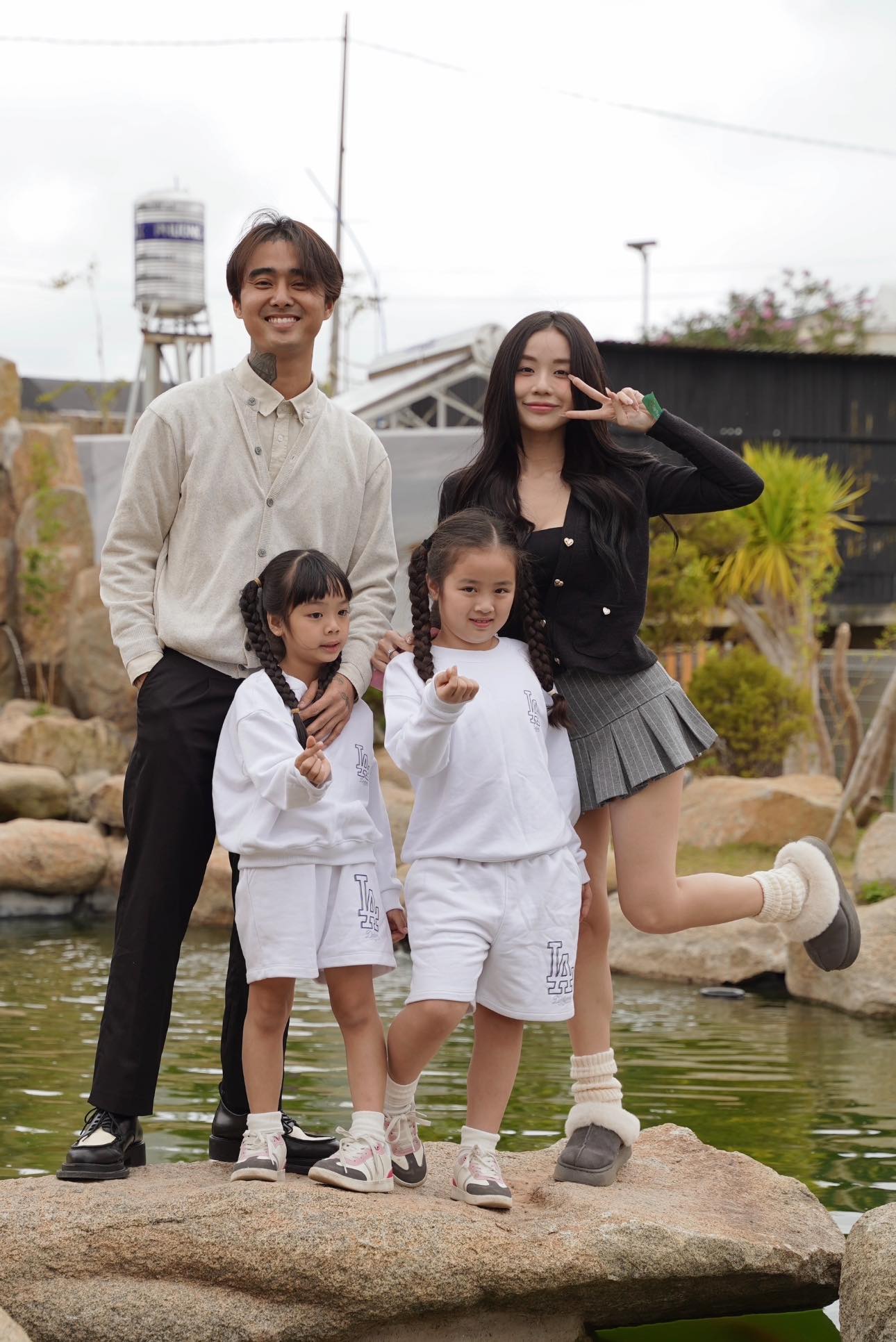 Lấy mẹ đơn thân, nam ca sĩ lặng người khi đọc bài văn con riêng của vợ viết về mình: