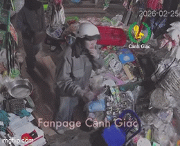 Người phụ nữ giơ điện thoại cho chị C. xem (Ảnh cắt từ clip)