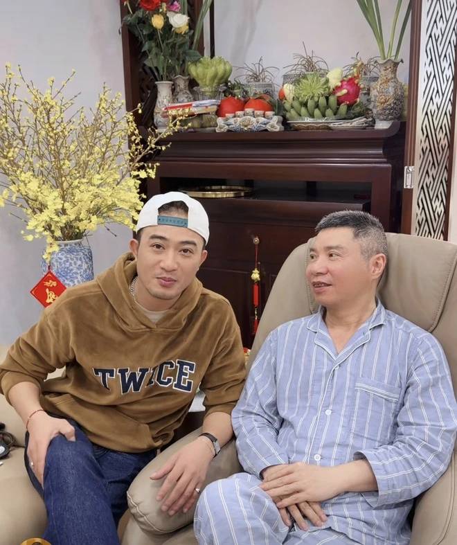 Doãn Quốc Đam đến thăm Công Lý dịp Tết.