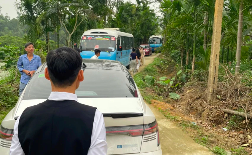 Hình ảnh chiếc xe ô tô trắng đỗ chiếm gần hết lòng đường.