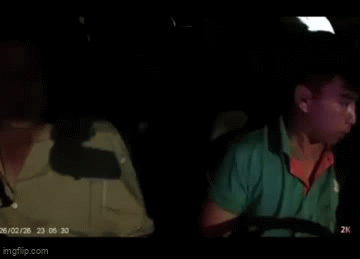 Tài xế liên tục bị đánh vào vùng đầu. (Ảnh cắt từ clip)