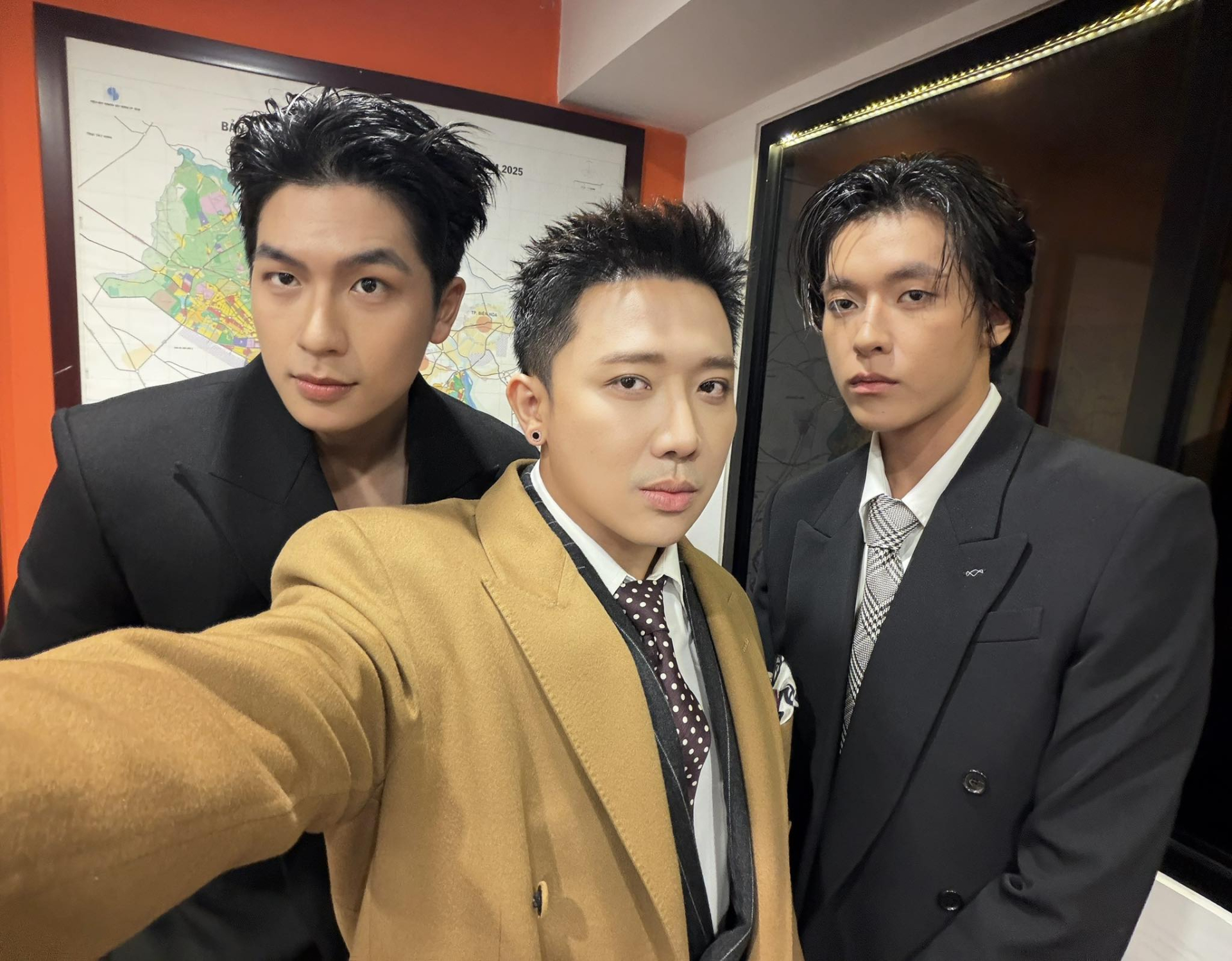 Trấn Thành bên hai nam chính Thỏ ơi.