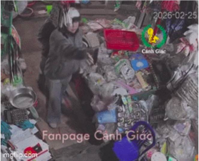  Người lạ giơ điện thoại hỏi chị C. có biết người này là ai không.