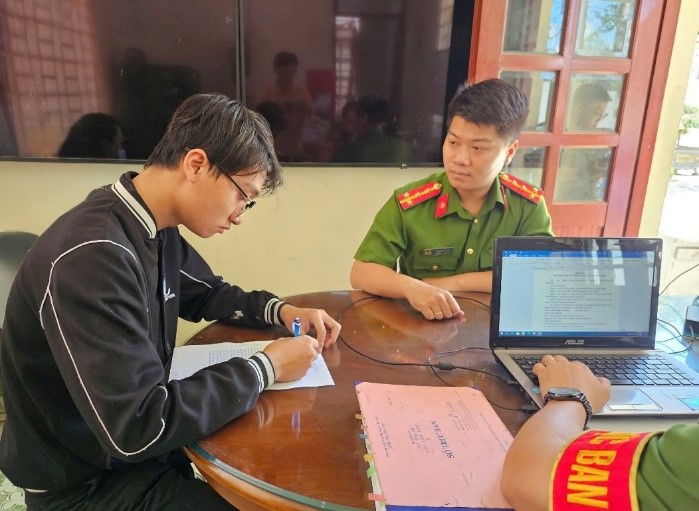 Đối tượng Lê Hứa Ích Toàn đến Công an xã Long Thành đầu thú (Ảnh: Công an Đồng Nai).