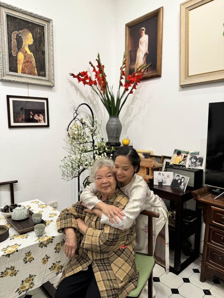 Ở xa nên khi có dịp gặp lại, Lê Vi luôn bày tỏ tình yêu với mẹ.