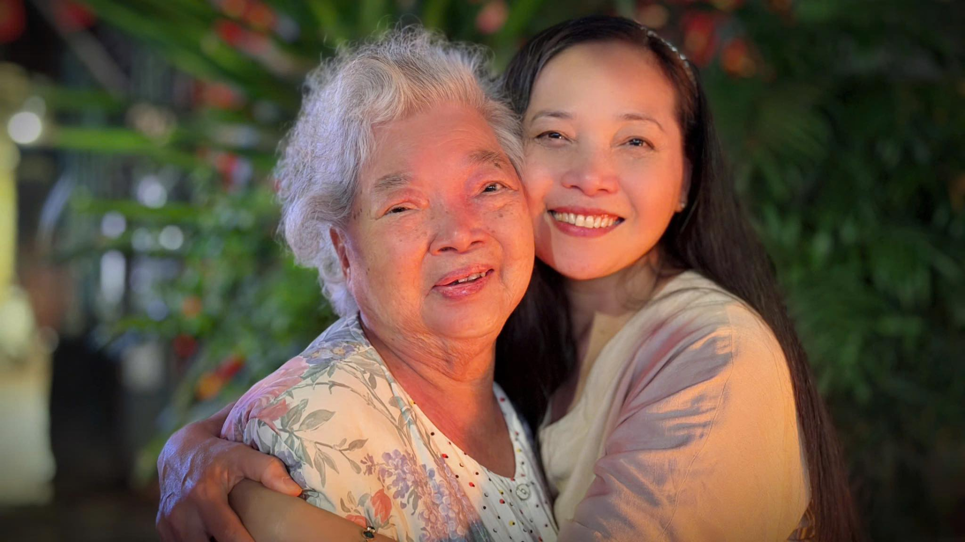 Lê Vi và mẹ lưu luyến trong ngày cô trở lại Pháp.