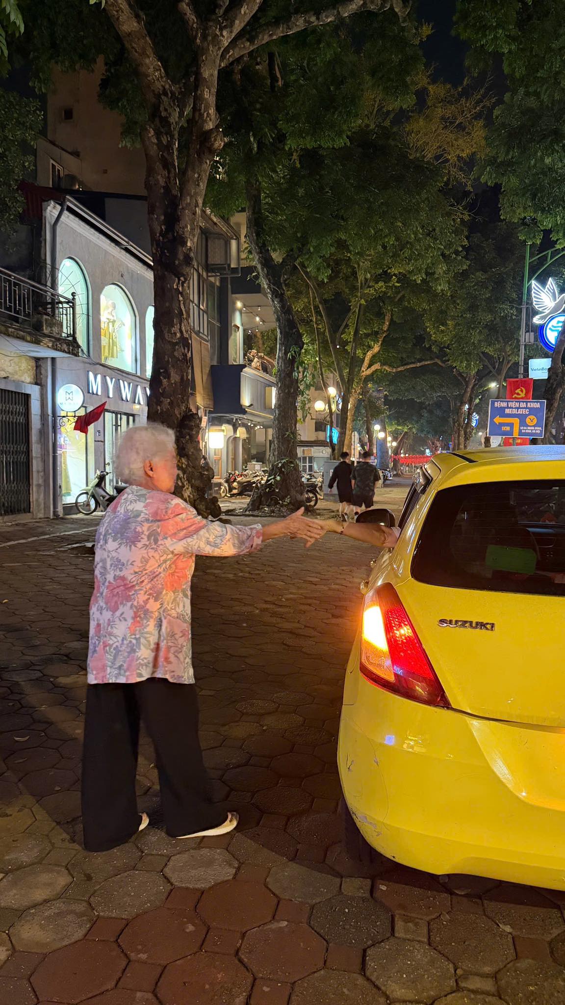 Tình hình mẹ ruột NSND Lê Khanh, Lê Vi