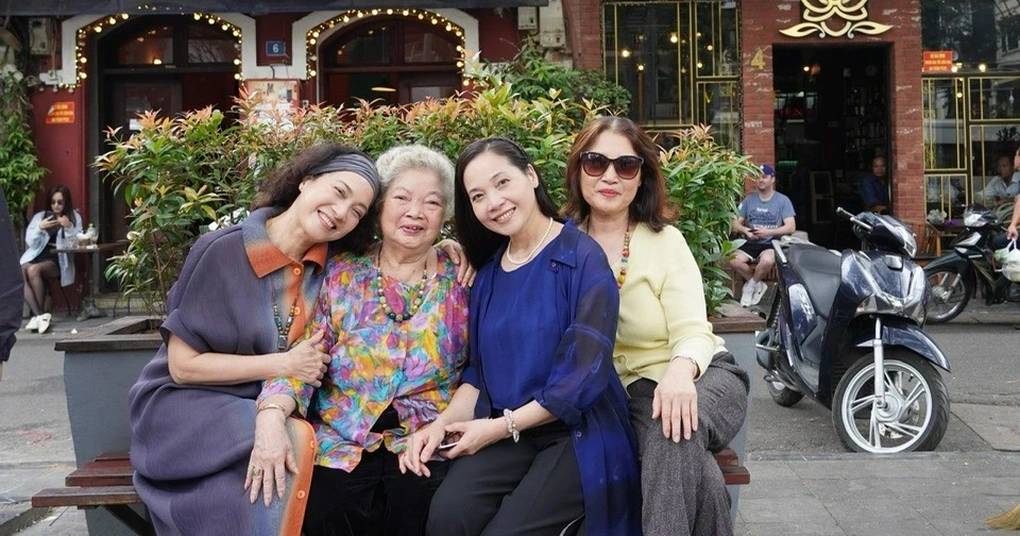 NSƯT Lê Mai bên 3 cô con gái.