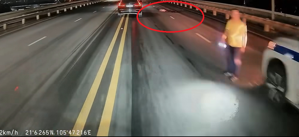 Hiện trường vụ tai nạn. (Ảnh cắt từ clip)