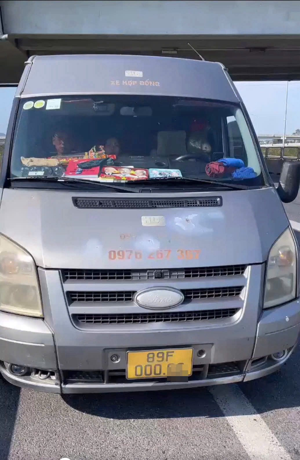 CSGT tiến hành dừng phương tiện xe ô tô khách để tiến hành kiểm tra (Ảnh: Cục CSGT).