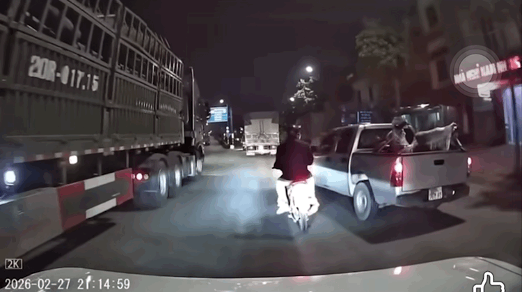 Hành vi tạt đầu xe máy chở 3 người của Phương khiến nhiều người bức xúc, phẫn nộ