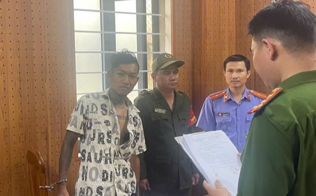 Đại diện cơ quan công an đọc lệnh tố tụng đối với Lương Quốc Thuận (Ảnh: Công an Đà Nẵng).