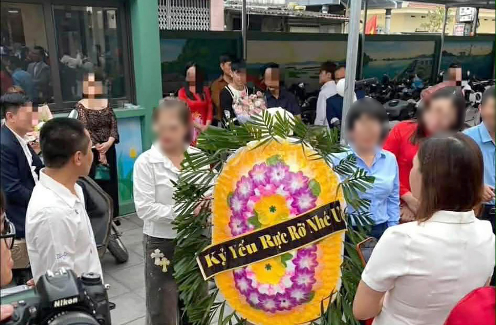 Hình ảnh chiếc vòng hoa xuất hiện tại trường học lan truyền trên mạng xã hội. (Ảnh: VietNamNet)