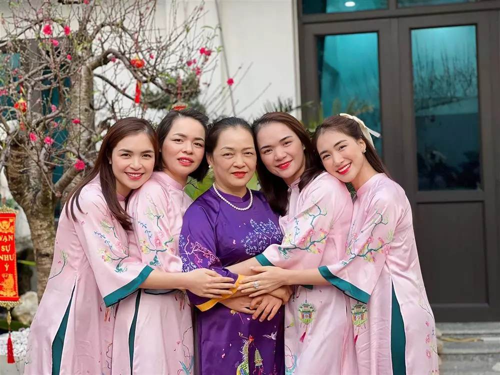 Hòa Minzy bên mẹ và các chị gái.
