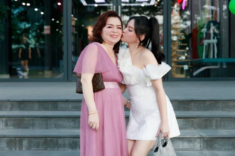 Thu Thủy và mẹ chồng.