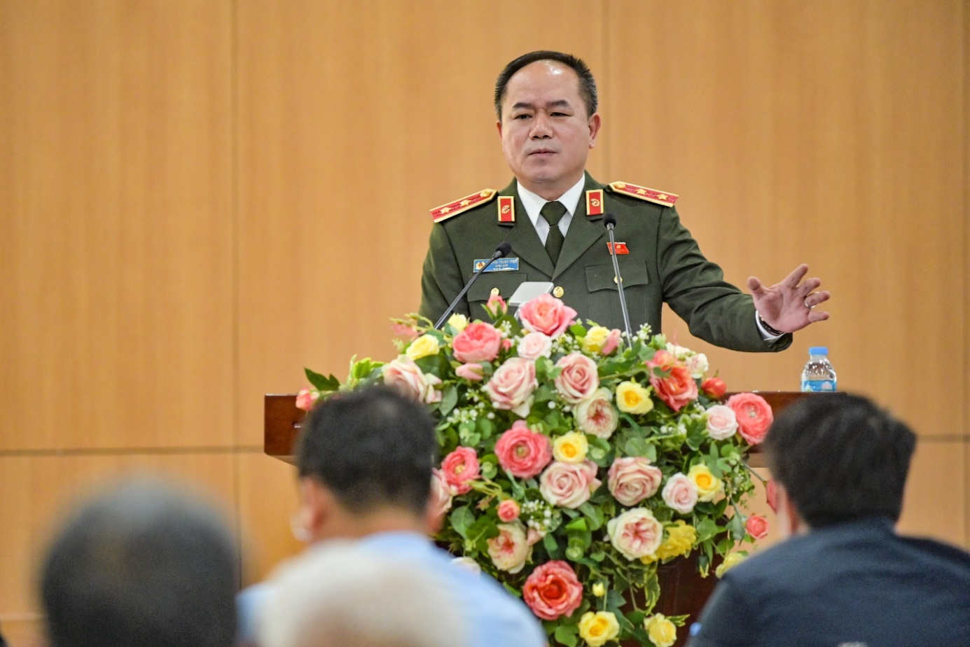 Trung tướng Nguyễn Thanh Tùng phát biểu tại buổi tiếp xúc cử tri ngày 4/3/2026 - Ảnh: Công an Hà Nội