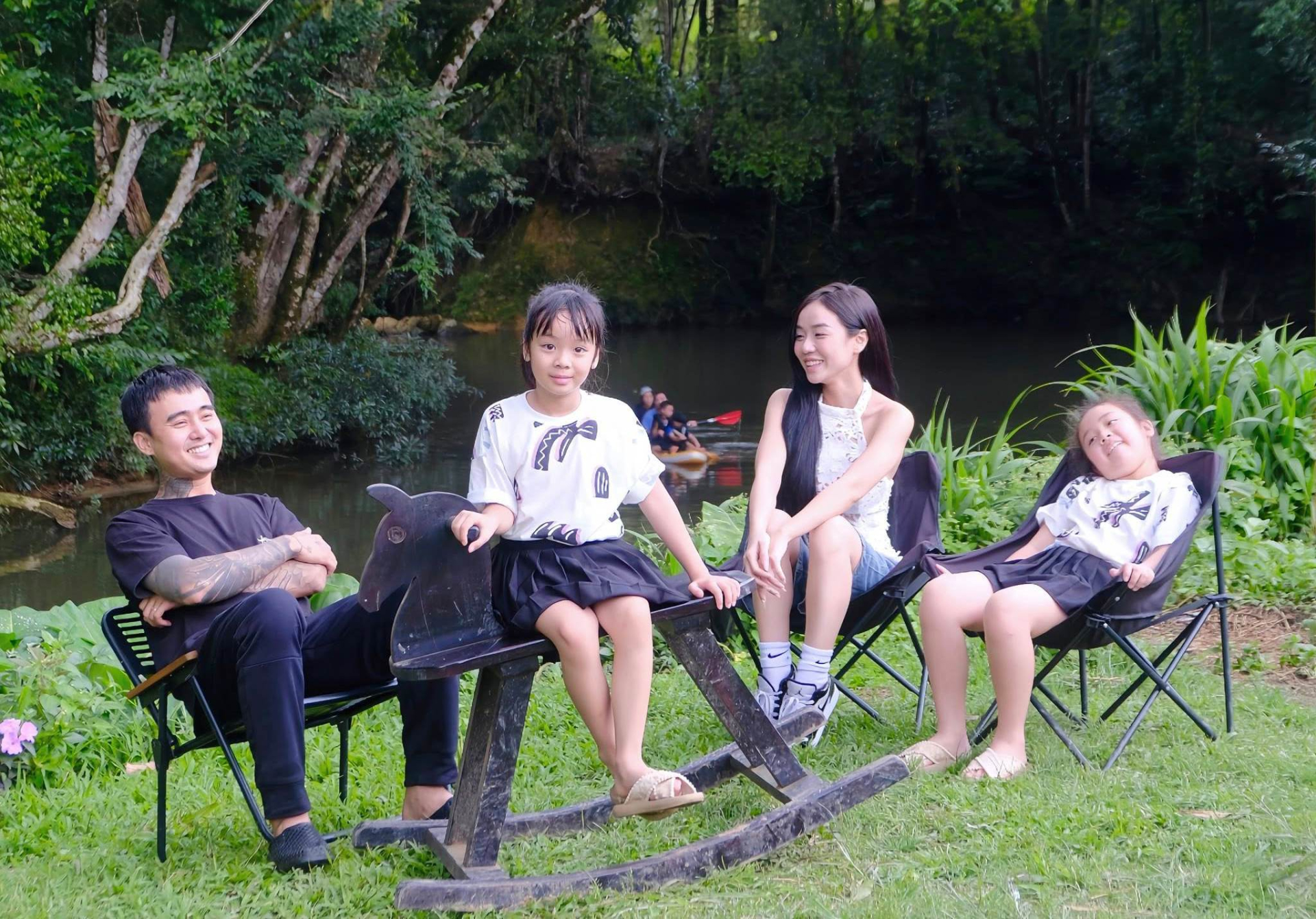 Đạt G bên vợ và hai con riêng của vợ được anh yêu thương như con ruột.