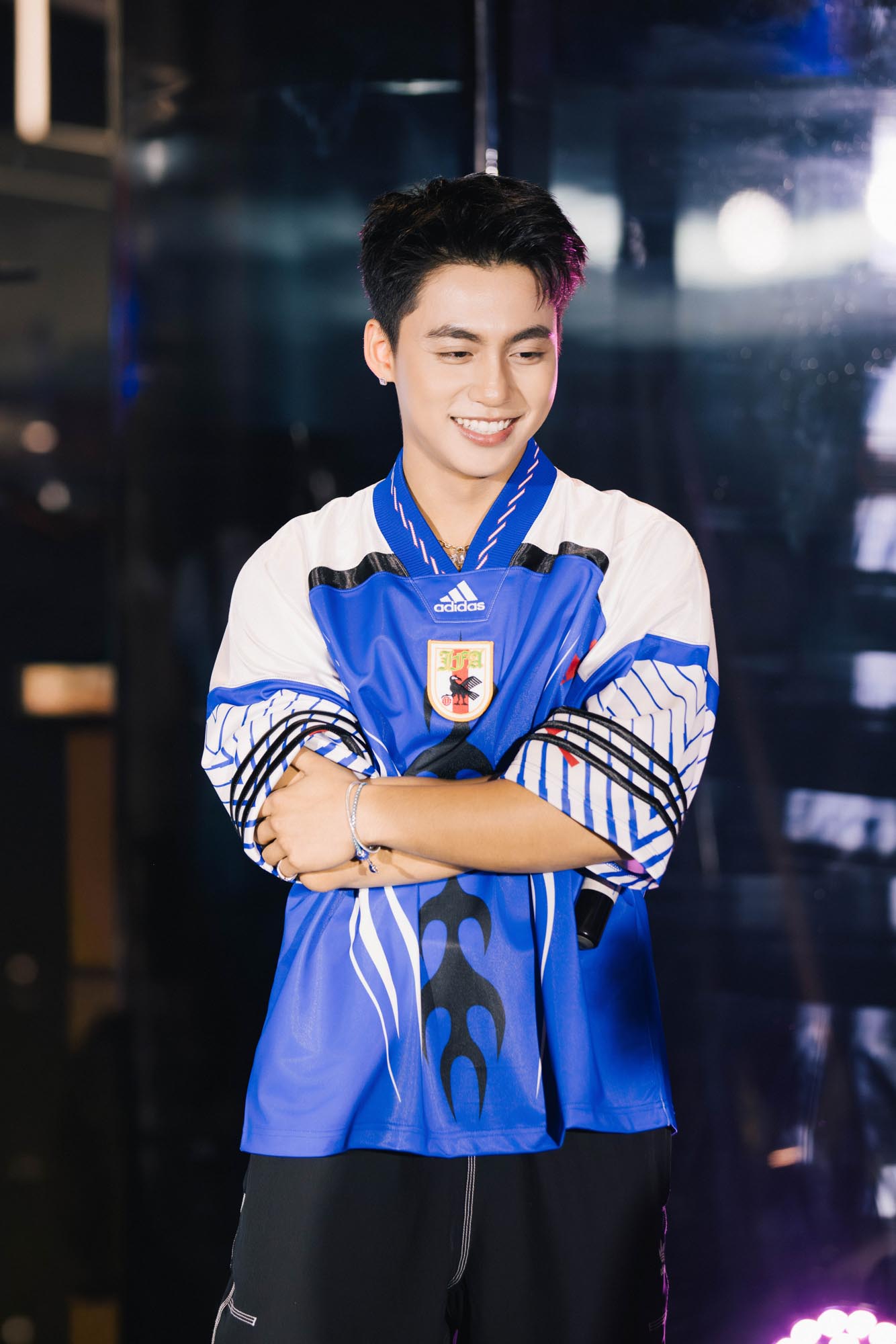 MONO xuất hiện khỏe khoắn, điển trai trước sự hò reo của khán giả có mặt.