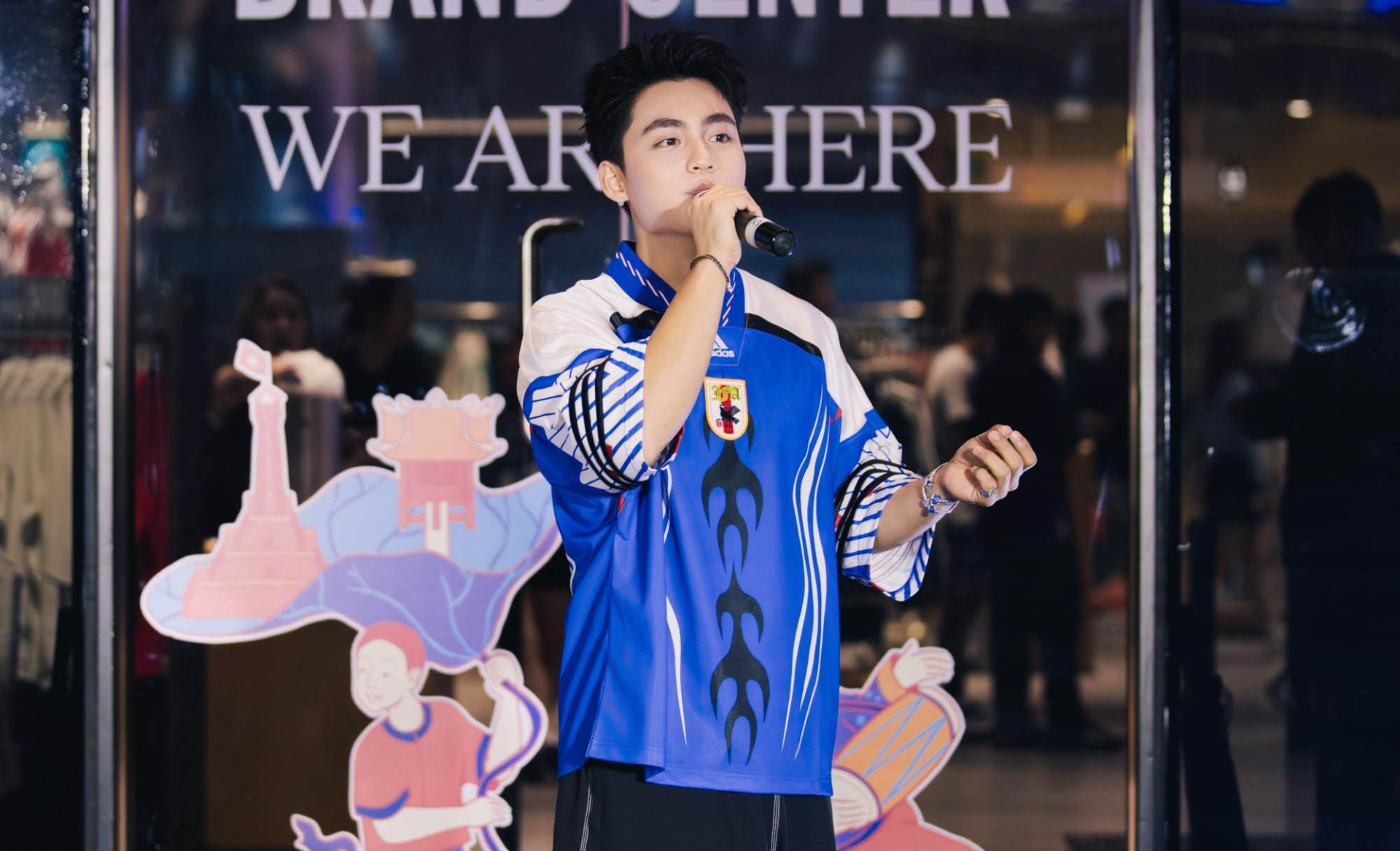 MONO trò chuyện với khán giả trong phần giao lưu.