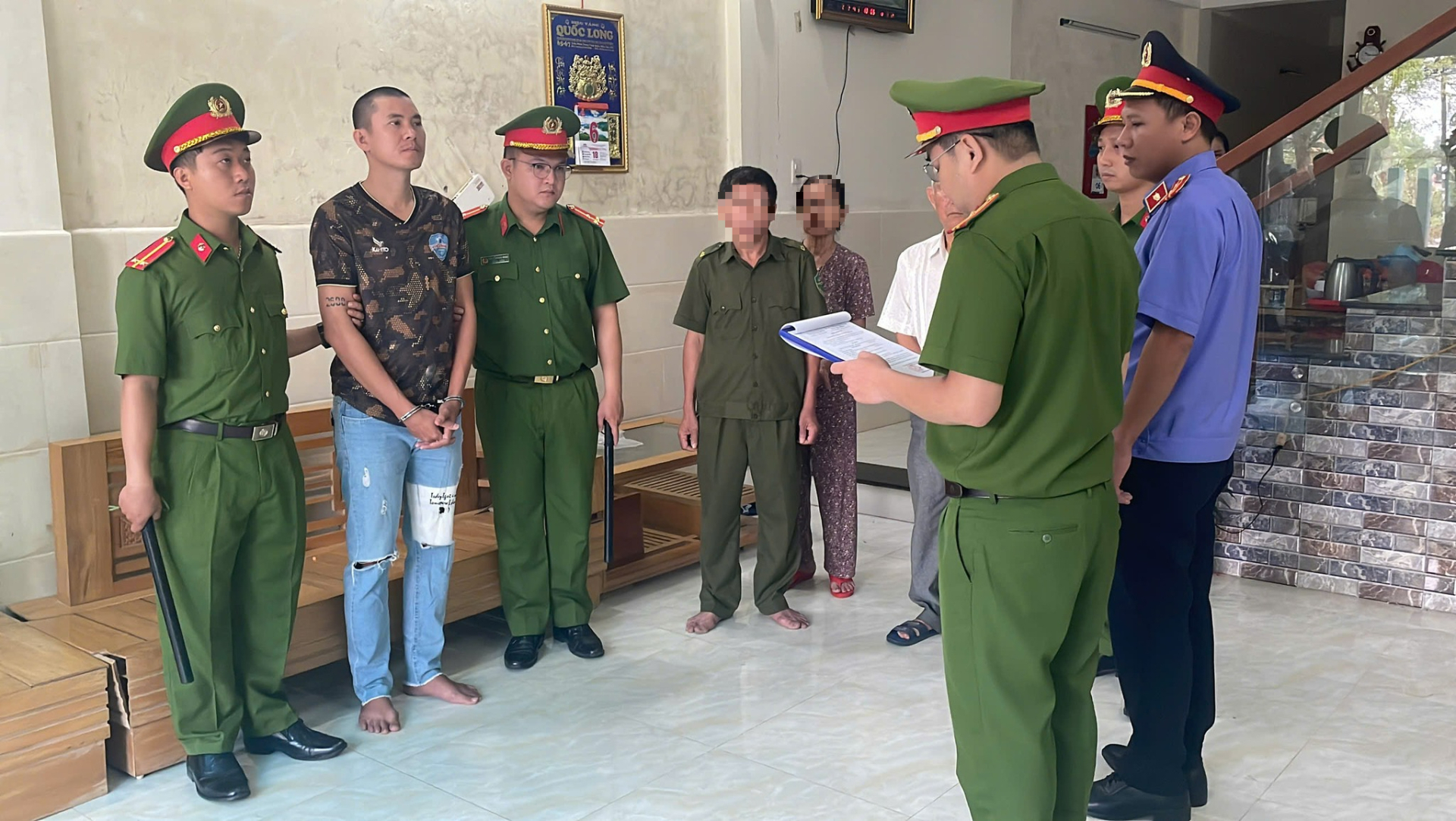 Cơ quan chức năng đọc lệnh tố tụng đối với Trần Nguyên Phát (Ảnh: Công an phường Điện Bàn).