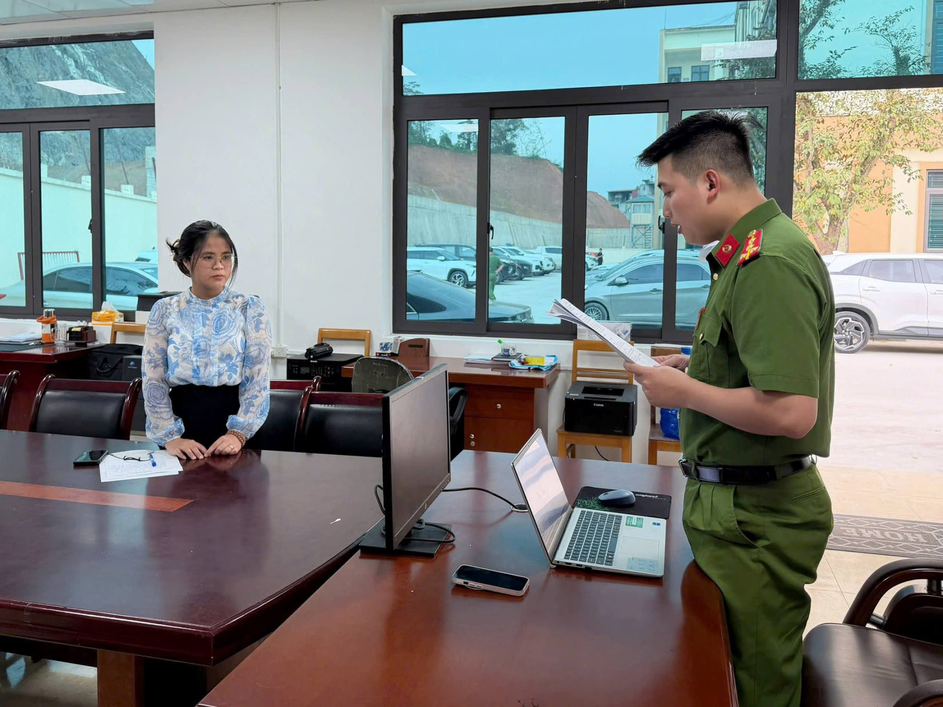 Cơ quan Cảnh sát điều tra Công an tỉnh Lào Cai công bố quyết định khởi tố bổ sung đối với bị can Nguyễn Thị Thanh Hiên (Ảnh: Công an Lào Cai).