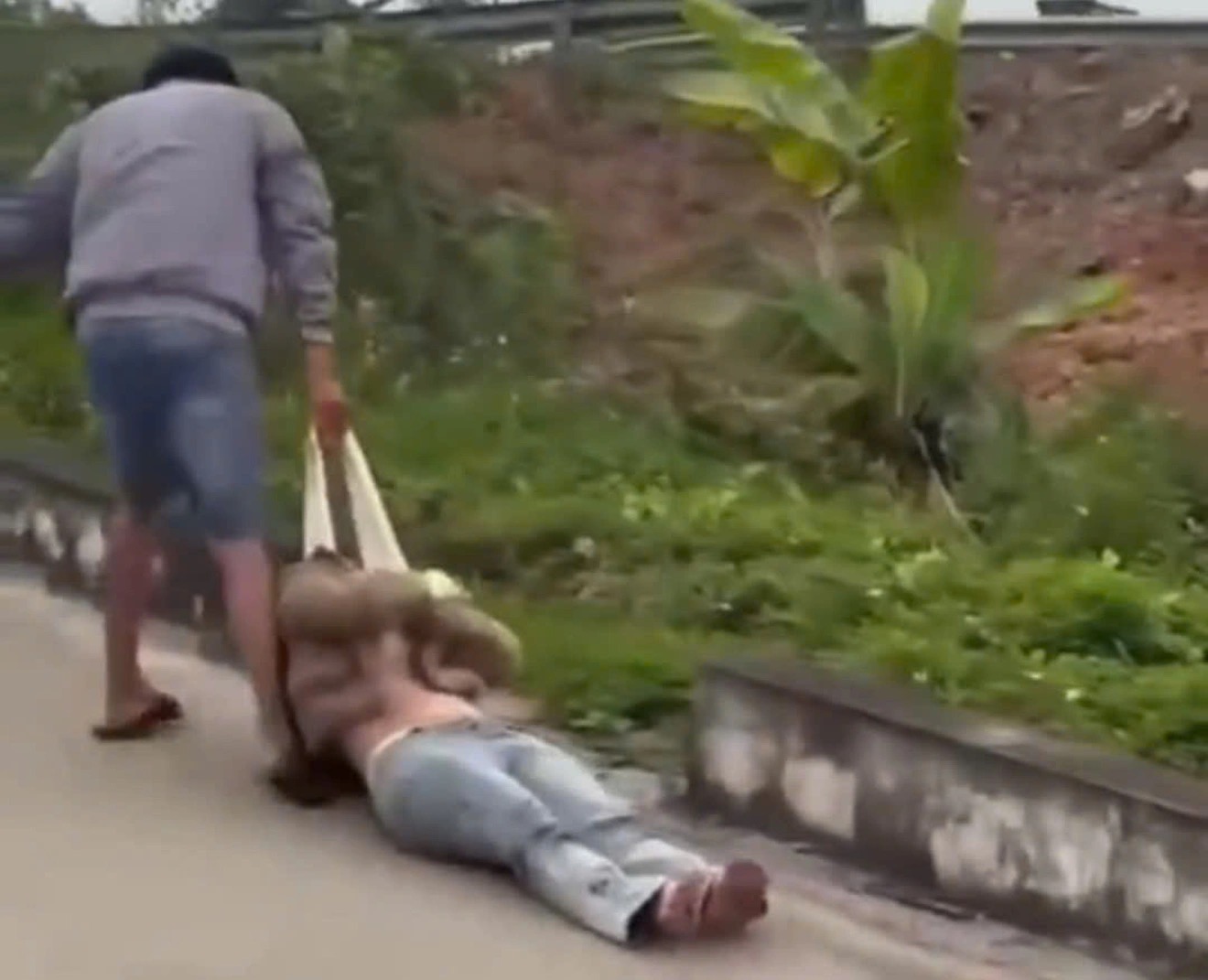 Hình ảnh chị T. bị Huấn kéo lê trên đường.