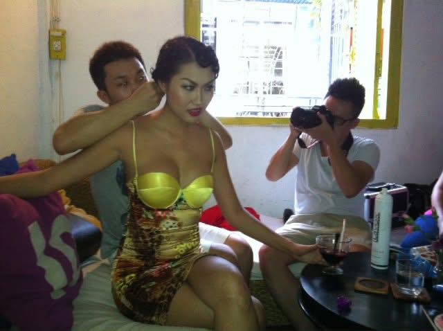 Mẹ đơn thân là nghệ sĩ được đại gia miền Tây si mê tung loạt ảnh quyến rũ từ 15 năm trước