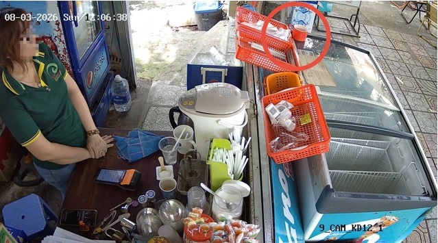 Khi có nước sôi nhân viên báo khách tới lấy nhưng khách đã xin được của gia đình khác. (Ảnh cắt từ clip)