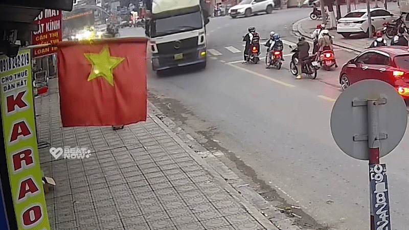 Hình ảnh từ camera cho thấy nữ tài xế gây tai nạn rồi rời khỏi hiện trường.