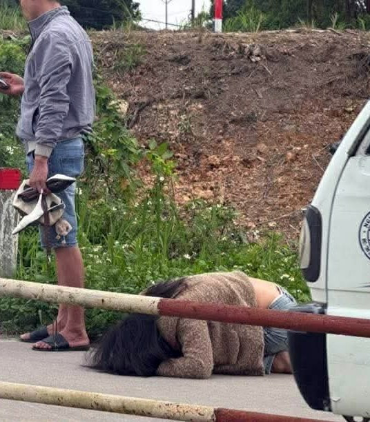 Huấn và chị T. đến nhà người quen chơi, khi trở về thì xảy ra sự việc.