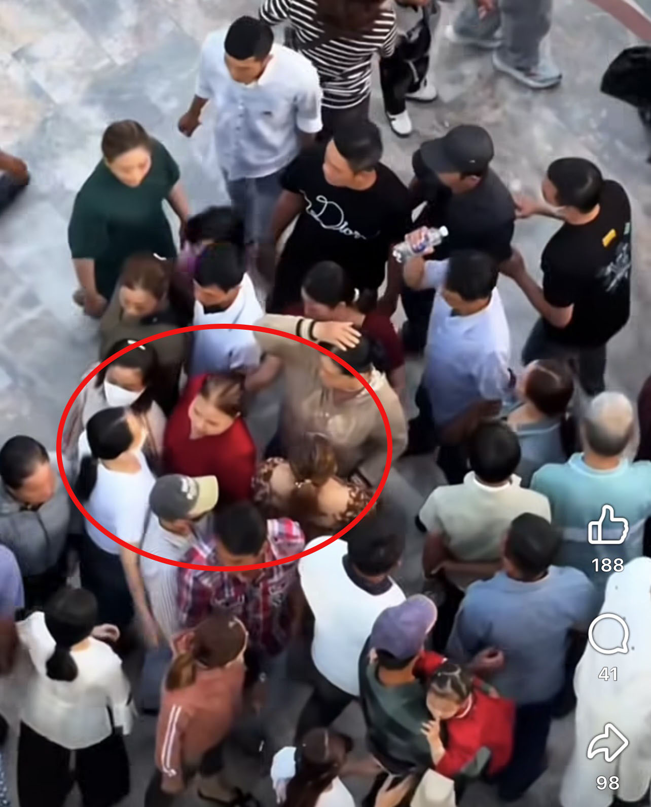 Người phụ nữ áo đỏ bị giật mất chiếc dây chuyền. 