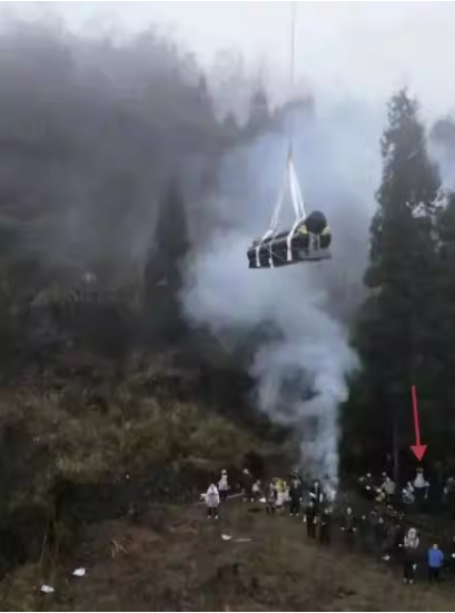 Giữa không trung, một chiếc quan tài được nâng lên bằng máy bay không người lái và bay qua sườn núi. (Ảnh: Sohu)