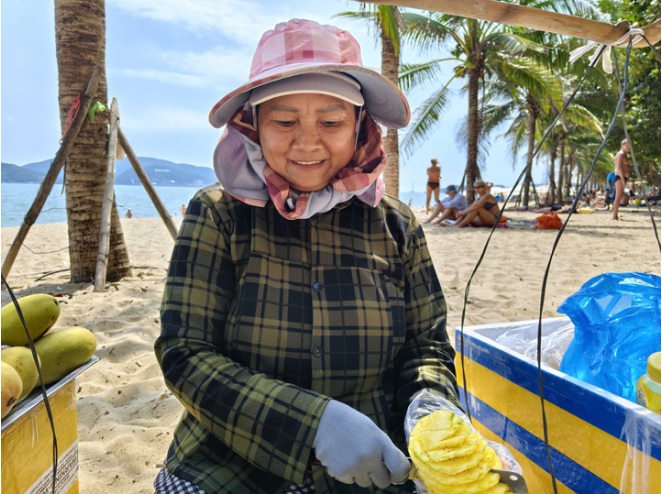 Bà Nguyễn Thị Mai - người phụ nữ bán hàng rong đang 