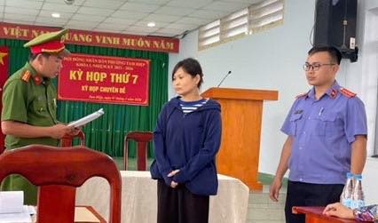 Văn phòng Cơ quan CSĐT Công an tỉnh thi hành Lệnh bắt bị can để tạm giam và khám xét chỗ ở, nơi làm việc đối với Trần Nguyễn Minh Nguyệt (Ảnh: Công an Đồng Nai).