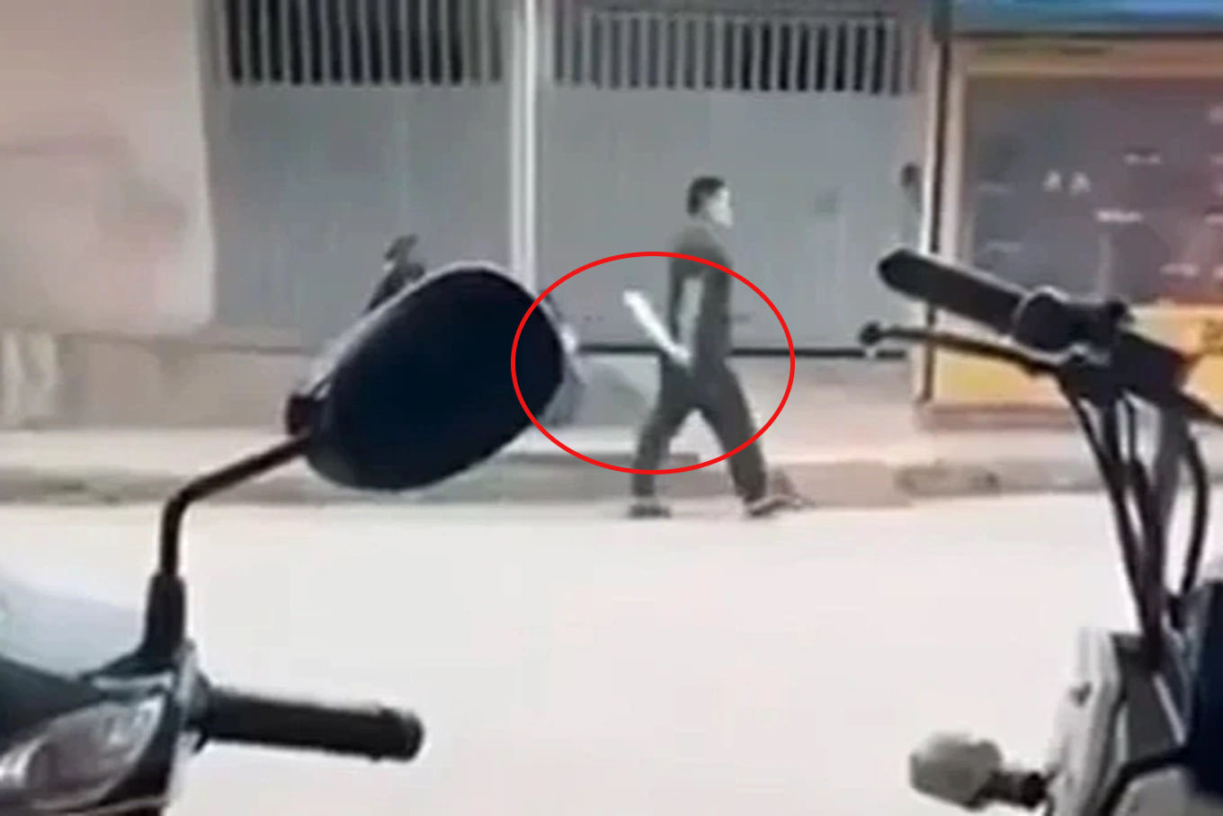 Đối tượng G. cầm hung khí đi lại trên phố sau khi gây thương tích nặng cho một người đàn ông. 