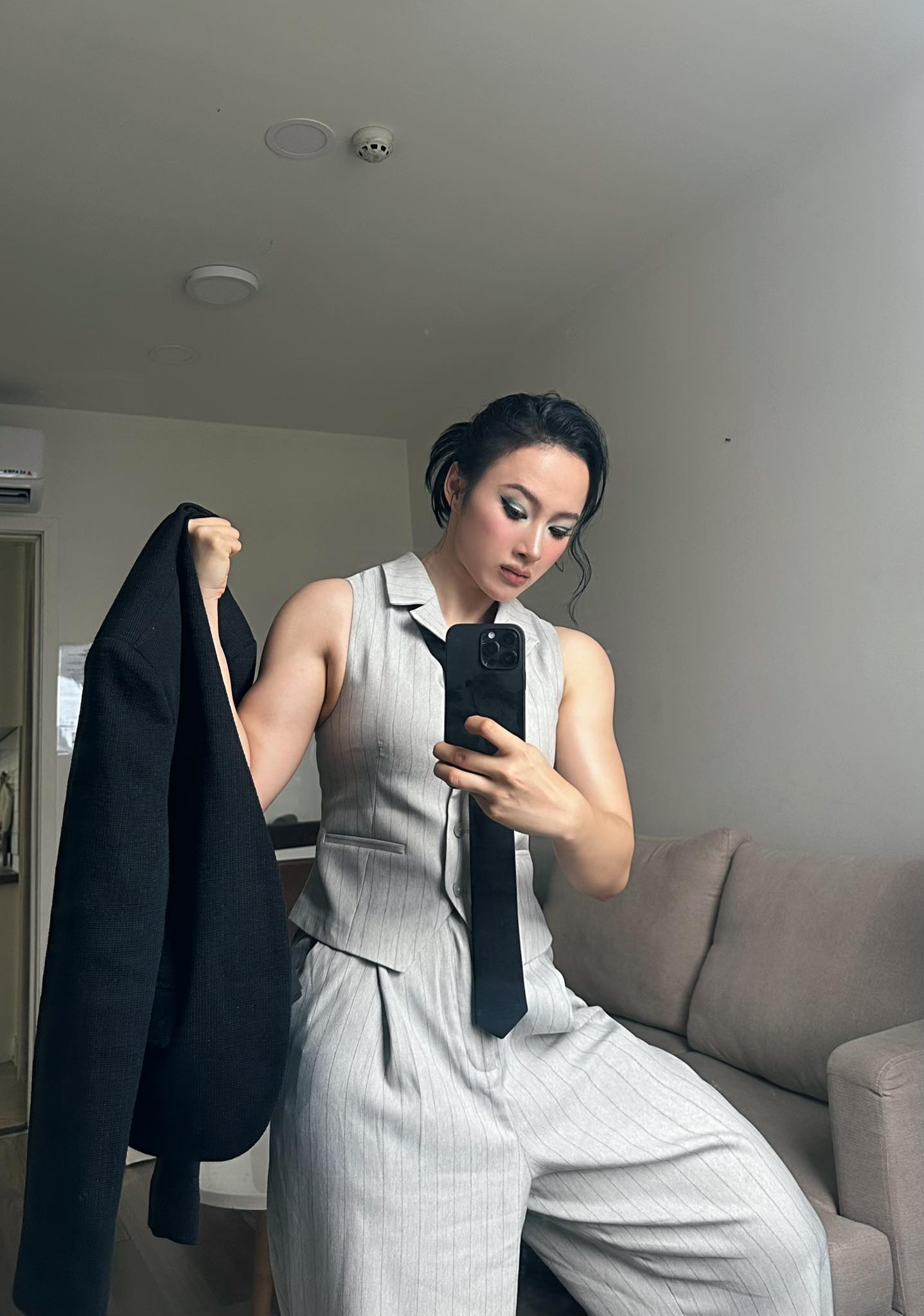 Mỹ nhân đình đám hết thời ở tuổi 31: Từng khiến đại gia si mê, giờ cơ bắp cuồn cuộn, bán hàng kiếm tiền