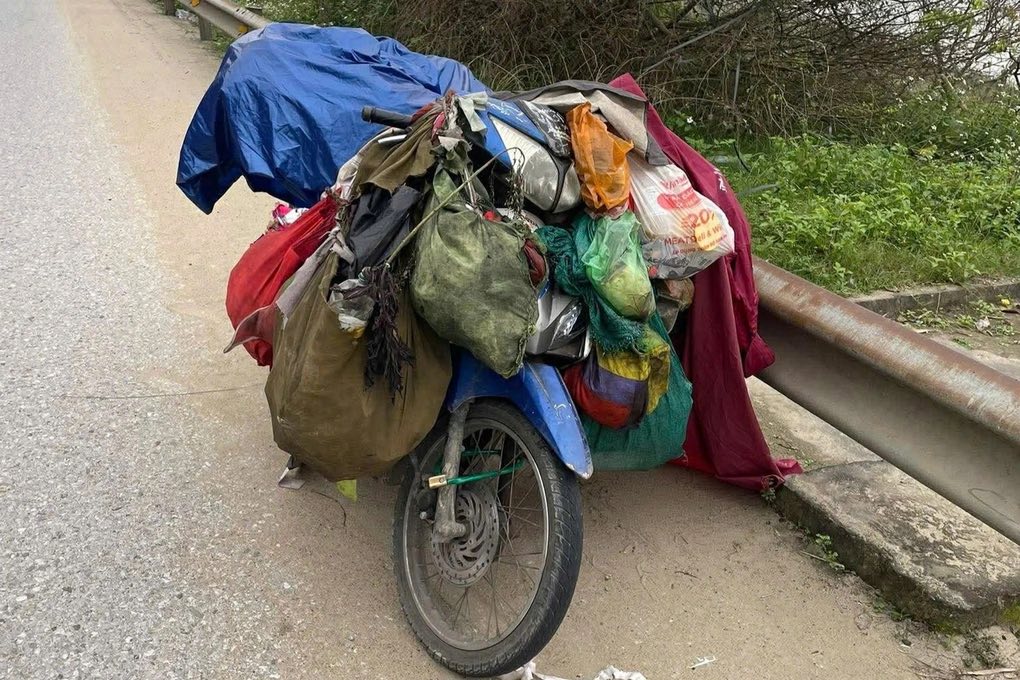 Hình ảnh chiếc xe cũ hết xăng để lại bên đường. 