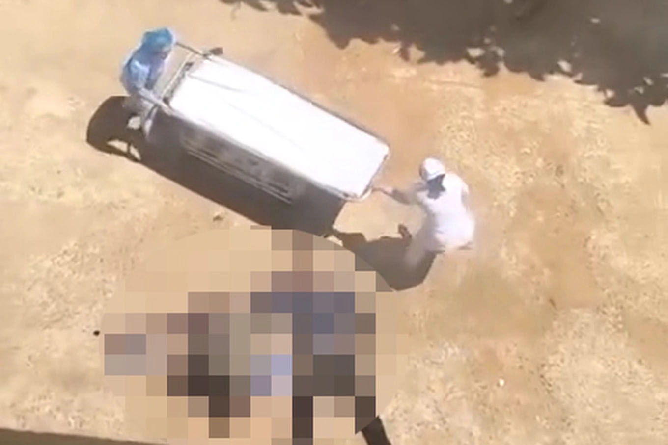 Người đàn ông bất ngờ leo lên sân thượng rồi nhảy xuống. 