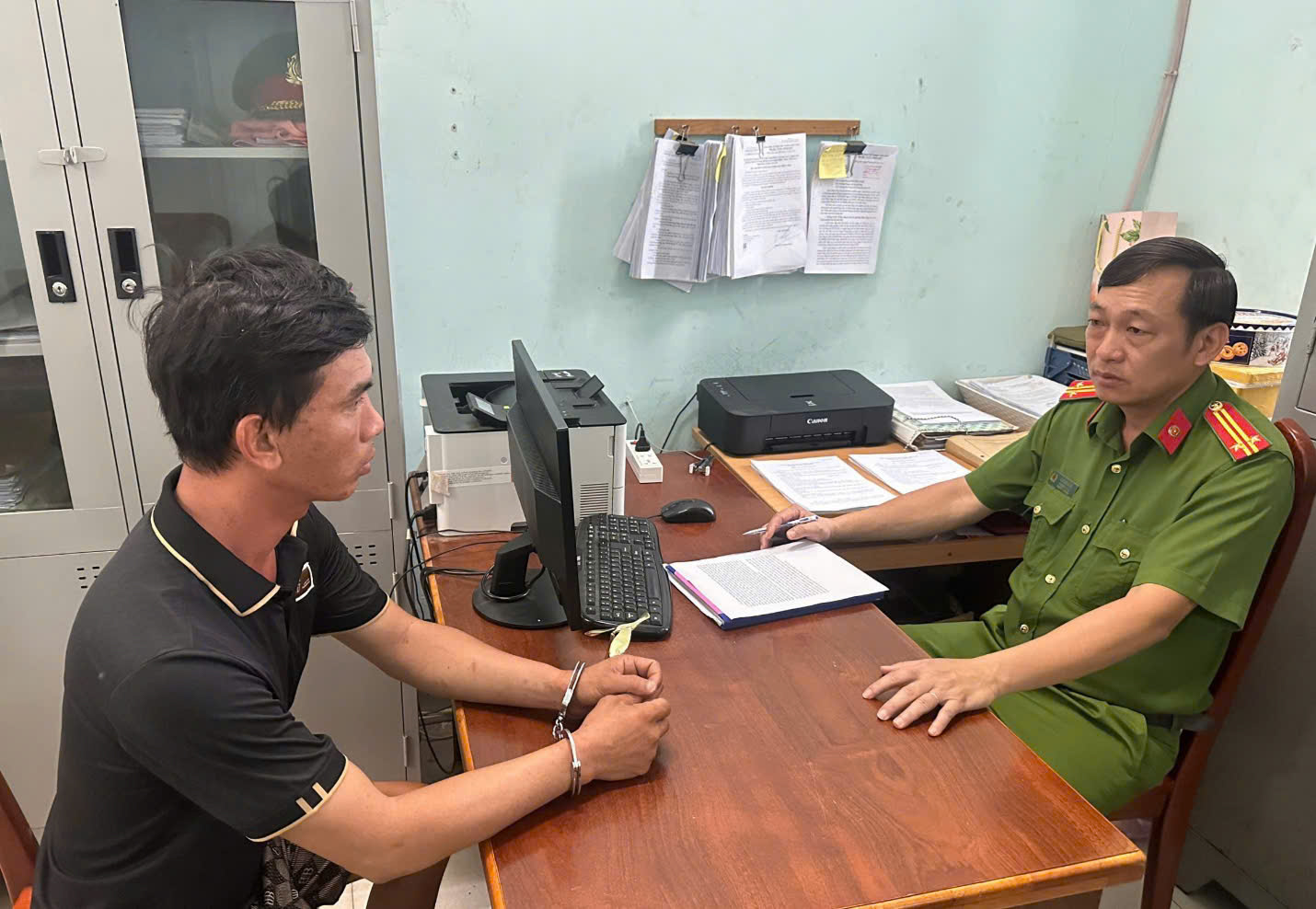 Cán bộ công an làm việc với đối tượng Ngô Linh Hồng Thủy (Ảnh: Công an Đồng Nai).