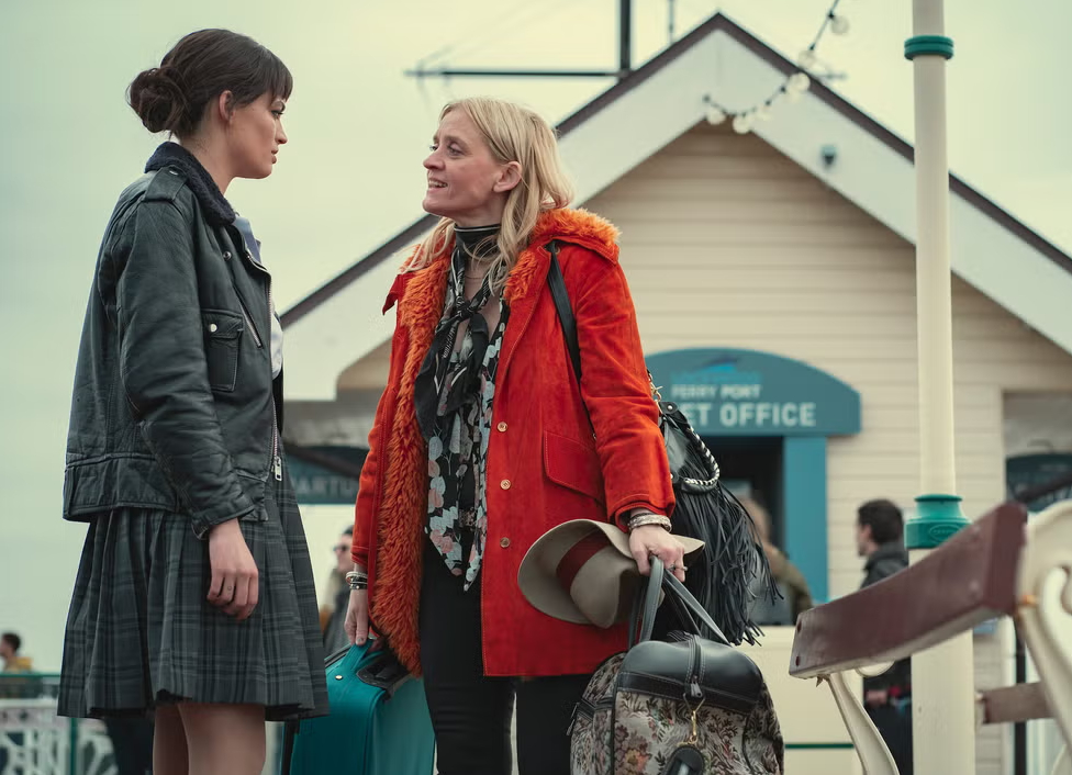 Có lẽ vì thế mà cảnh Maeve nói về mẹ trong Sex Education khiến nhiều khán giả trưởng thành xúc động. (Ảnh: Netflix)