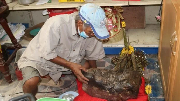 Một tảng đá có hình dạng giống con ếch đang trở thành tâm điểm chú ý của người dân địa phương. (Ảnh: Siamrath)