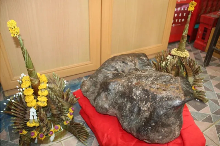 Tảng đá này được đặt trong một cửa hàng tạp hóa lâu năm trên đường Ananrak ở Thái Lan. (Ảnh: Siamrath)
