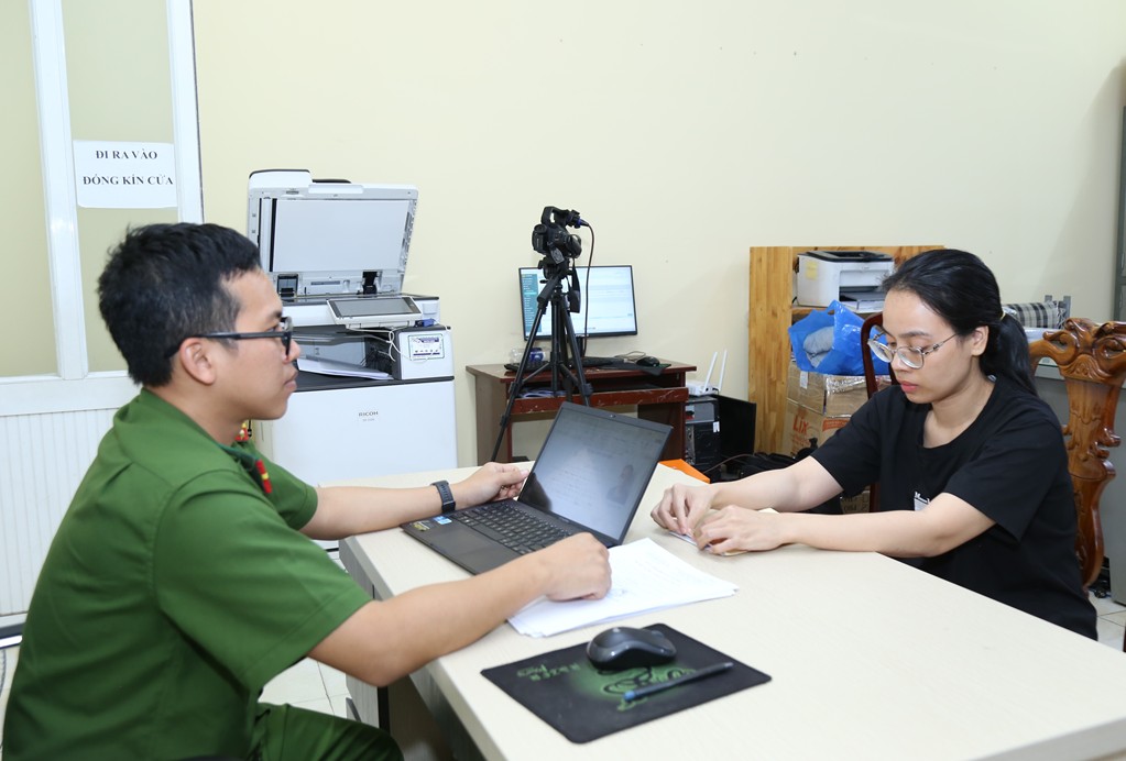 Công an làm việc với bị can Nguyễn Thị Hoài Thương - Ảnh: Công an Đồng Nai